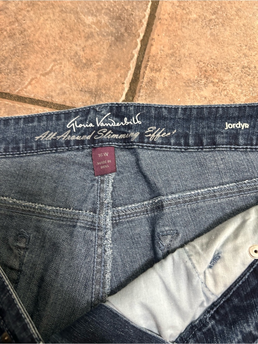 Gloria Vanderbilt Blue Cropped Jeans with Embroidered Side Panels - Picture 3 of 4